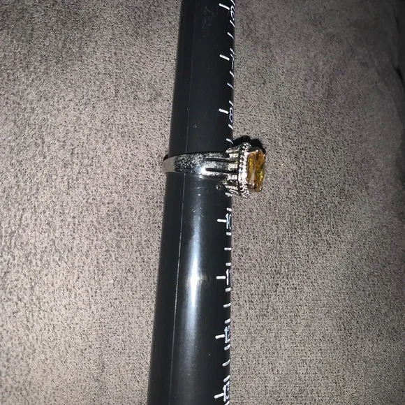 Costume jewelry ring silver colour Yellow stone SZ 9 - Picture 4 of 5